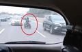 Terekam Penumpang Mobil, Pemotor Salah Tingkah Di Jalan Tol 