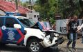 Mobil Patroli Sundul Bus Sampai Ringsek, Busnya Cuma Copot Bumper