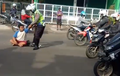 Kok Ngeri? Bocah Asyik Duduk di Tengah Jalan, Bawa Batu Siap Timpuk Motor dan Mobil