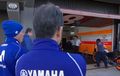 Bikin Senyum, Giliran Kru Tim Yamaha Merhatiin Motor Marc Marquez 