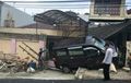 Tembok dan Atap Rumah Tiba-tiba Roboh, Suzuki APV Teronggok Tak Berdaya