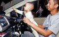 Mangku Anak Sambil Nyetir? Jangan Korbankan Nyawa Demi Cinta