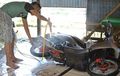 Cuci Motor Miring, Banyak Ruginya!