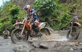 Lakukan Peregangan di Atas Motor Sebelum Turun Adventure