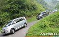 Mitsubishi Delica Lincah Bermanuver di Rute Danau Singkarak