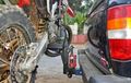 Rack Penggendong Motor Trail, Cuma Diikat Satu Tali