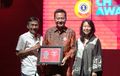 Darma Eddie Salim Terima Otomotif Achievement Award OCA 2014