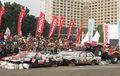 Penonton Membeludak Saat Atraksi Gilas Mobil
