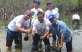 Jamnas YRFI Tanam Pohon Mangroove di Bulak Setra, Pangandaran