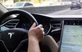 Jajal Fitur Nyetir Otomatis Tesla Model S, Masih Banyak Eror!