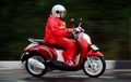 Naik Motor Saat Hujan Jangan Pakai Sendal!
