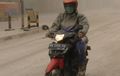 Alasan Wajib Pakai Masker Saat Berkendara Menembus Hujan Abu!