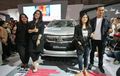 FOTONEWS Suasana "Rangga-Cinta" di Boooth IIMS Mitsubishi