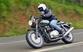 Turing Ride Triumph Thruxton, Smooth Racer
