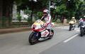 Nih Foto-Foto Juara Moto2 Sam Lowes Riding Macet-Macetan di Jakarta!