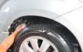 Ngabubutips Sambil Eksekusi Tumpukan Kotoran di Sepatbor Mobil