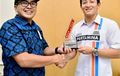 Rio Haryanto Terima Trofi Otomotif Award 2016