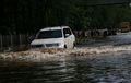 Tips Melintasi Genangan Air atau Banjir Gak Perlu RPM Tinggi, Kenapa?