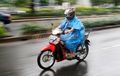  Naik Motor Waktu Hujan, Jangan Pakai Sandal!