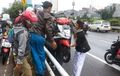 Motor  Pun ‘Lompat’ Pagar dan Masuk Tol, Imbas Macet Depan DPR-RI