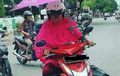 Heboh Bikers Wanita Dengan Piranti Payung di Motornya, Bahaya Gak Ya?