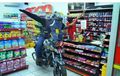 Gokil, Biker Foto Di Minimarket