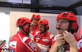 Mekanik Tim Ducati Pakai Helm Sepeda Merek Suomy