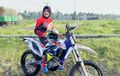 Cantiknya Ayu Windari, Wanita Berhijab Penggemar Adventure Pakai Trail
