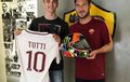 Adik Valentino Rossi Sueneng Banget Ketemu Langsung Idolanya, Francesco Totti