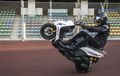 Gokil, Pria Ini Pecahkan Rekor Wheelie di Atas Skuter Selama 13 Jam