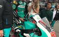 Rayakan Lebaran di Garis Start Moto2, Hafizh Syahrin Pakai Peci dan Baju Koko