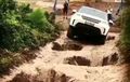 Video Land Rover Lewat Jalan Berlubang Besar, Berhasil Gak Yah?