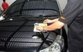Poles Bodi Mobil Biar Berkilau Enggak Bisa Sebentar Lho!