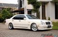 Mercedes-Benz E320 Modis Dengan Replika