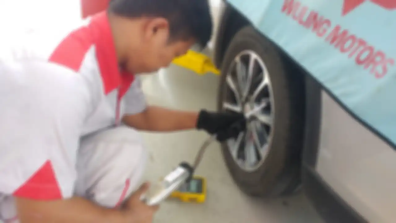 Alat canggih mengecek tekanan angin ban di bengkel resmi Wuling