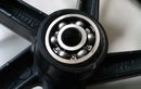 Enggak Perlu ke Bengkel, Segampang Ini Deteksi Bearing Roda Motor Aus