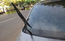 Baru Beli Mobil Bekas, Kenali Hal Sepele yang Jadi Penyebab Goresan di Kaca Depan