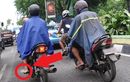 Jarang yang Sadar, Ini Bahaya Naik Motor Pakai Sandal Saat Hujan