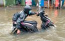 Perlu Tahu, Kuras Oli Setelah Motor Terendam Banjir Daripada Diserang Penyakit Ini