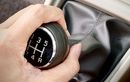 Tinggalkan Kebiasaan Mengemudi Sambil Pegang Tuas Transmisi, Ini Dampak Buruknya