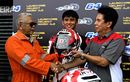 Mario Aji Pamer Helm Baru Untuk Moto3 2023, Motifnya Batik Telaga Sarangan