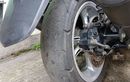 Gak Ada Yang Ngebentuk, Ini Penyebab Ban Motor Bisa Berubah Mengotak Sendiri
