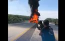 Gegara Pecah Ban, Daihatsu Gran Max Dilumat Api Hingga Jadi Rongsokan di Tol Tebingtinggi-Medan