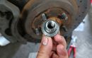 Ini Bahaya di Balik Mengencangkan Baut Roda Bekas Mobil yang Berlebihan