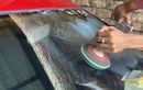 Bersihkan Jamur Kaca Mobil, Efektif Dipoles atau Pakai Cairan?