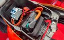 Bukan Setiap Dicolok, Ini Cara Hitung Charge Cycle Baterai Motor Listrik