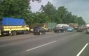 Pentesan Saja, Ini Kenapa Truk Doyan Parkir di Bahu Jalan Tol