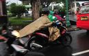 Perempuan Mesti Tahu, Ini Bahaya Pakai Jas Hujan Ponco Buat Naik Motor