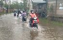 Terpaksa Terjang Banjir Pakai Motor, Ketahui Risiko dan Teknik yang Benar