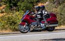 Bobotnya 393 Kg, Ternyata Honda Gold Wing Mudah Parkir Bahkan Oleh Perempuan